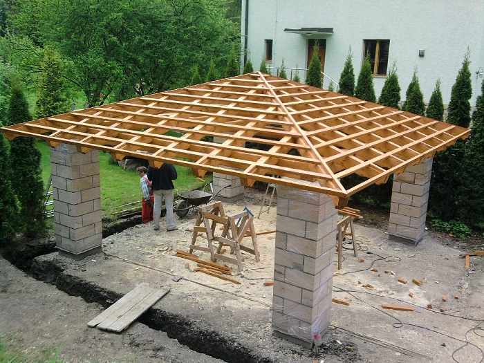 Dřevěný přídtřešek na pilířích